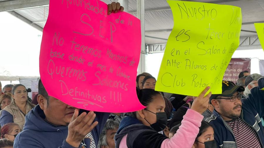 Padres de familia protestan y exigen maestros en escuela Club Rotario 76