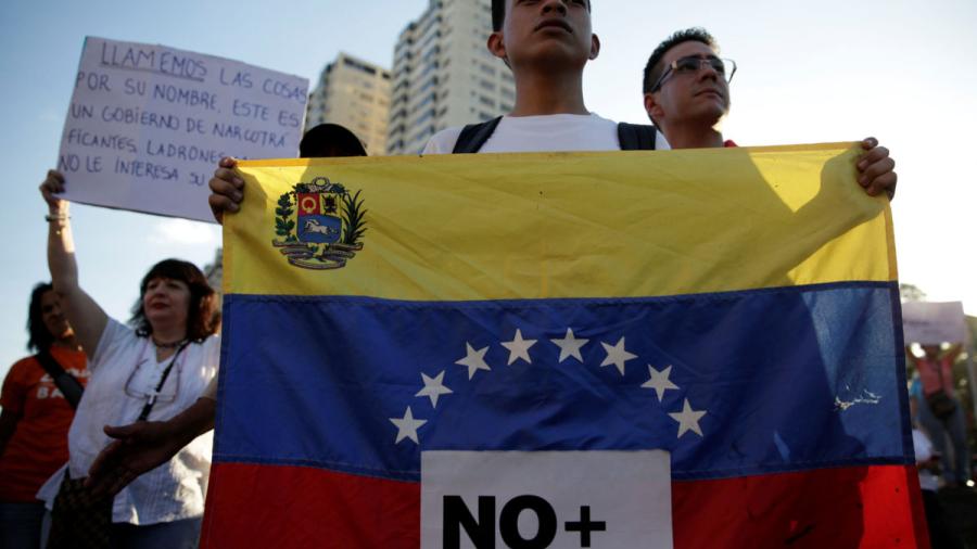 Opositores bloquean autopista en Caracas en contra de Maduro