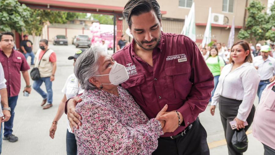 Carlos Peña y Maki Ortiz Refuerzan Compromisos con la Educación en Encuentro con Estudiantes de Enfermería, acompañados por Margarita Ortega Padrón