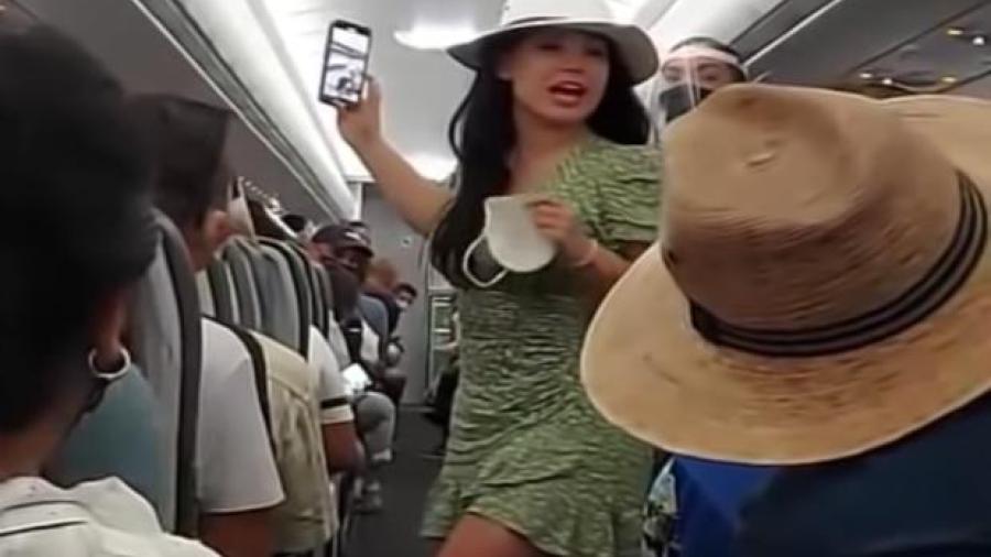 Mujer se enfrenta con pasajeros en avión  y es apodada Lady COVID