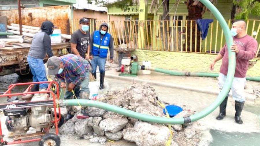 Fuga de agua es atendida por personal de COMAPA