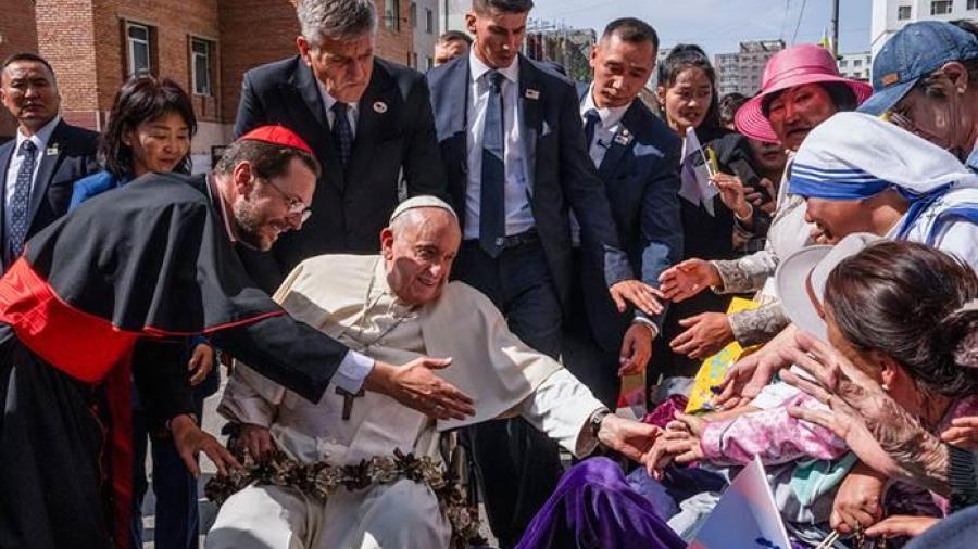 El Papa Francisco llega a Mongolia en primera visita de un papa al país