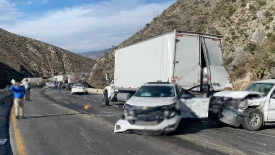 Tráiler se impacta con vehículos en carretera de Coahuila y deja 5 muertos 