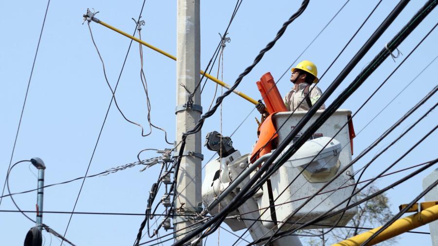 Apagón afecta a la Península de Yucatán; CFE restablece gradualmente la luz tras falla en transmisión