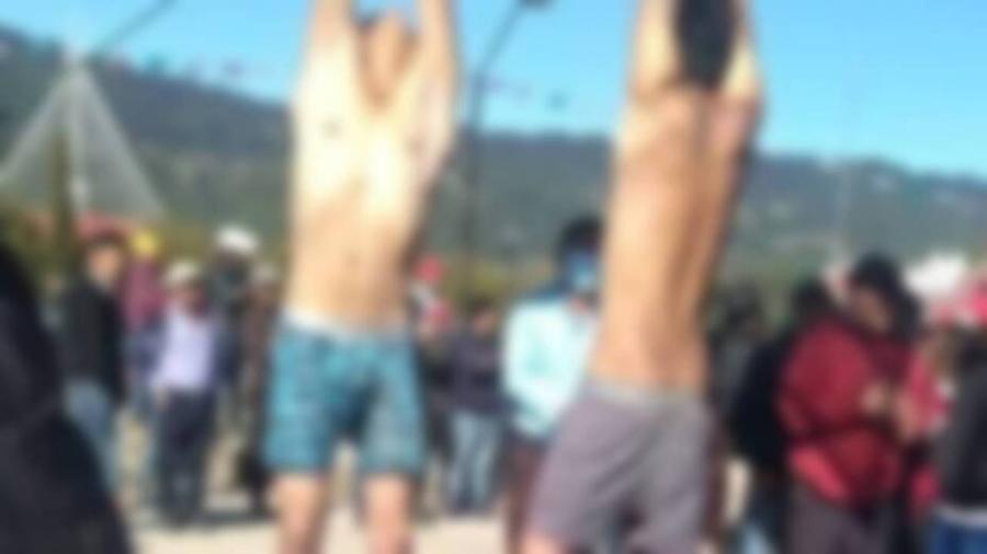 Cuelgan a presuntos ladrones de autos en Chiapas