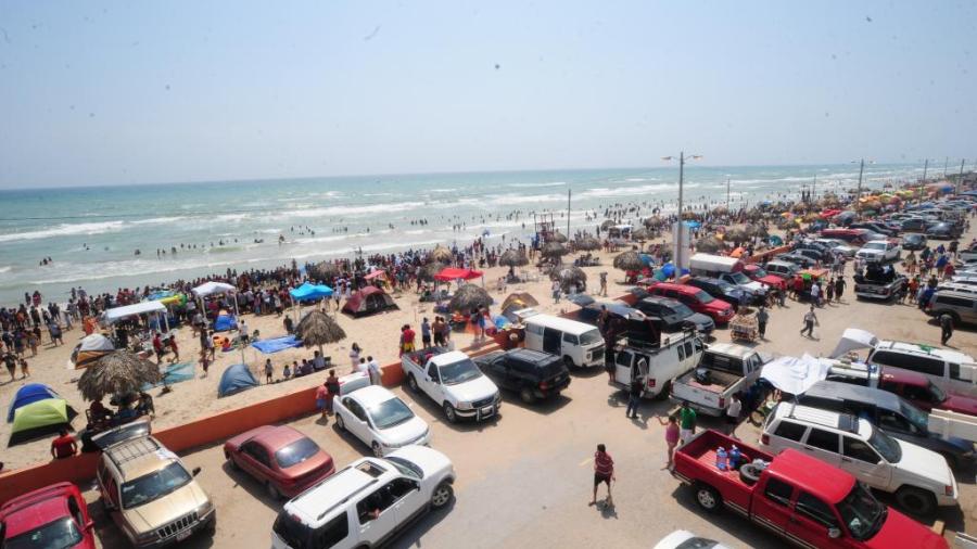 Gran afluencia en Playa Bagdad por el Puente