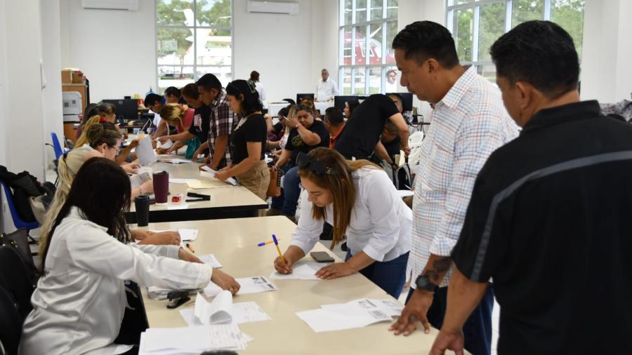 Recibe personal de la SSPT becas para servidores públicos e hijos