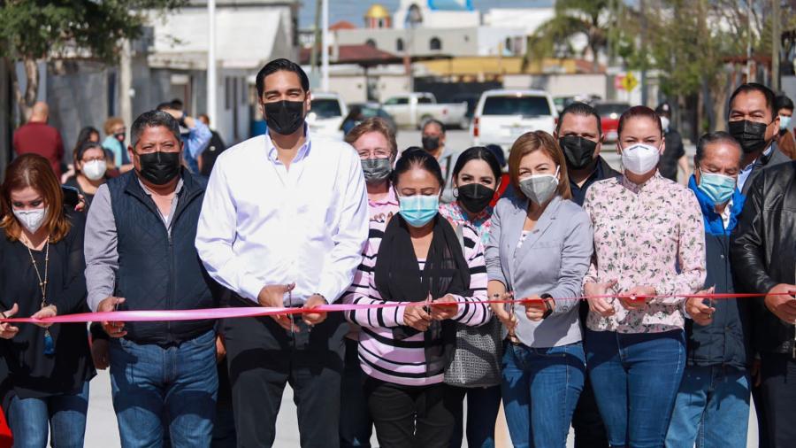 Agradecen habitantes al Presidente Municipal CarlosPeña Ortiz, pavimentación de calles