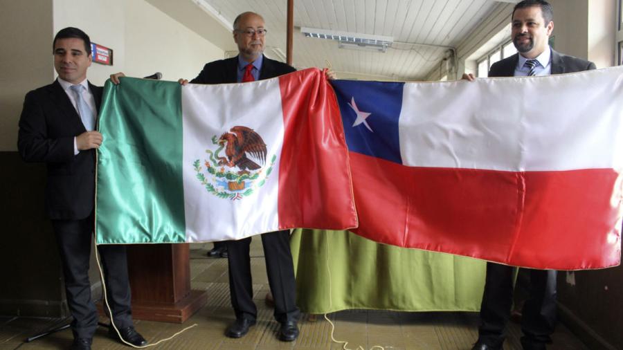 Escuela y club deportivo de Chile, reciben bandera mexicana 