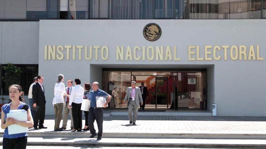 Entrega INE 40 constancias a aspirantes presidenciales 2018