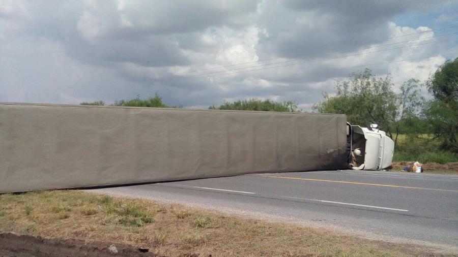 Vuelca tráiler en carretera a San Fernando