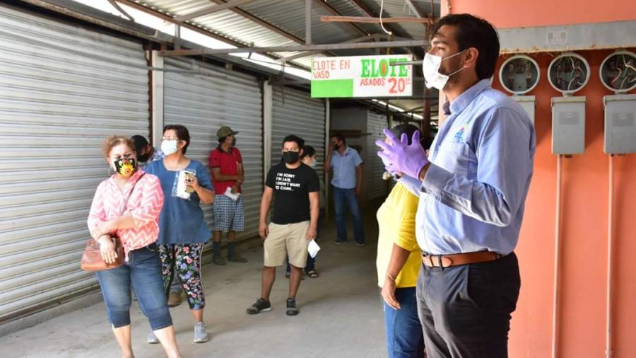 Personal del Voluntariado DIF entrega despensas a locatarios del tianguis de Villa Diamante