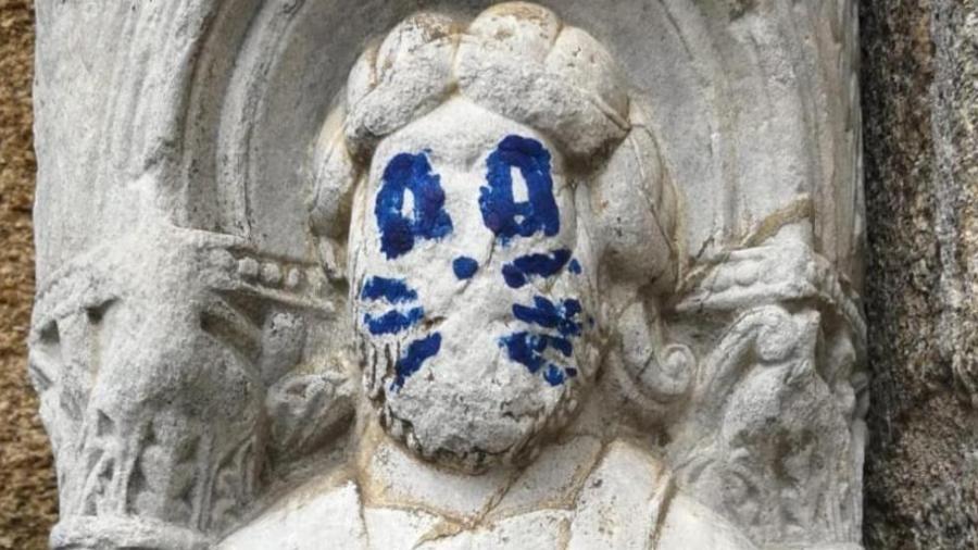 Vandalizan catedral de Santiago de Compostela con grafiti de Kiss