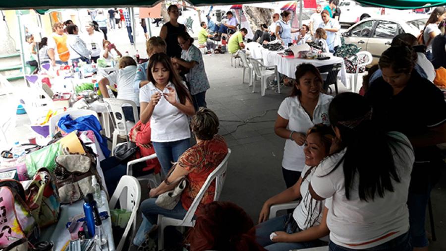 DIF Tampico continúa la jornada de belleza en la Plaza de Armas