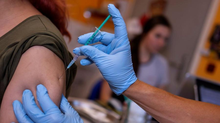  Vacunas siguen ofreciendo una alta protección anticovid: OMS