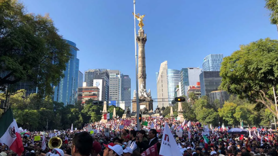 Se congregan miles en el Ángel de la Independencia para la marcha de AMLO 