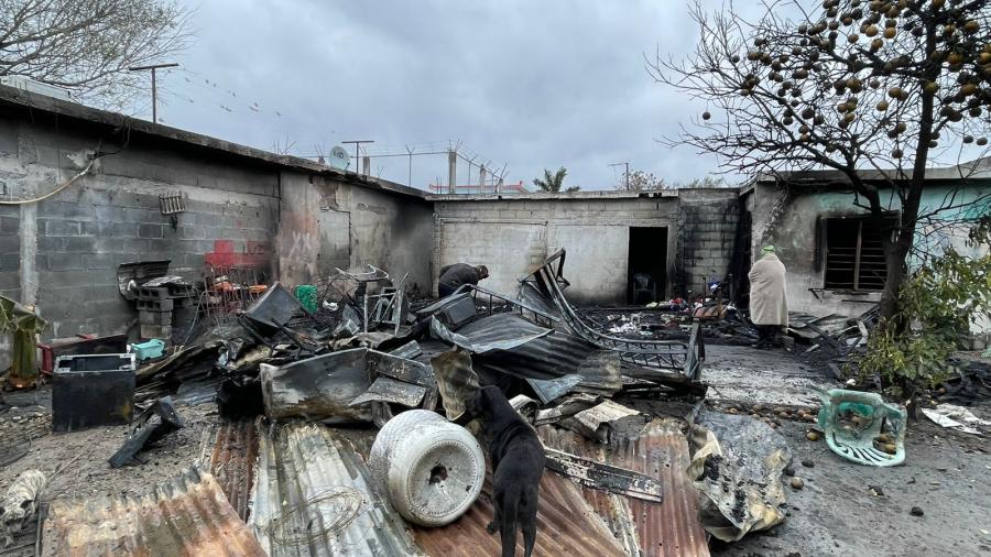 Familia pide apoyo tras perder su hogar en incendio