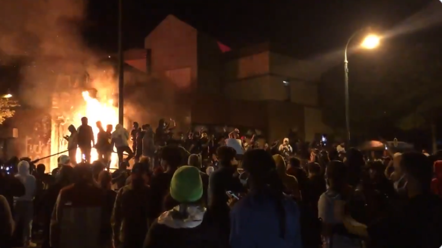 Protestantes incendian estación de policía de Minneapolis 