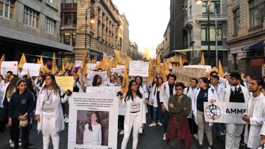 Estudiantes de medicina se manifiestan en la CDMX 