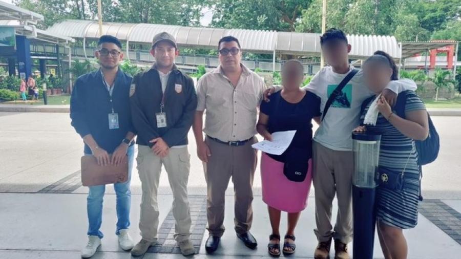 Joven migrante de El Salvador regresa con su familia; fue reportado como extraviado hace tres meses