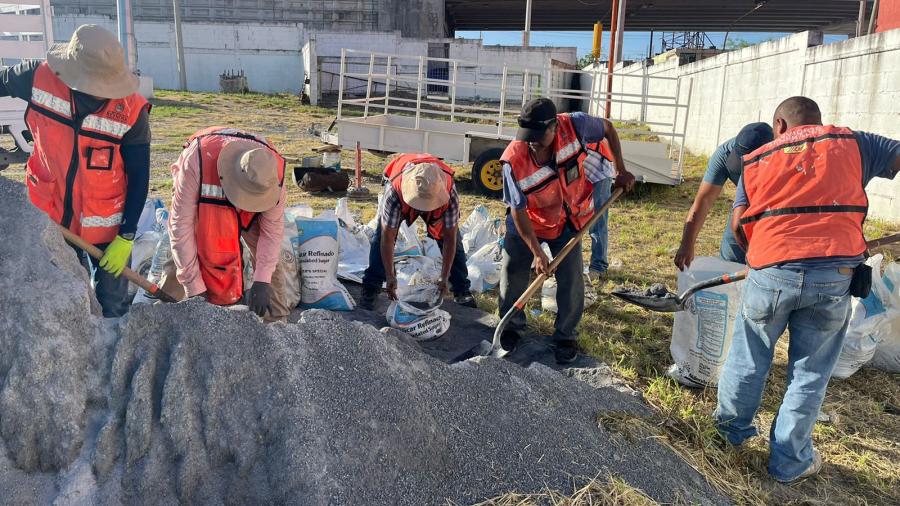 Entrega DIF Reynosa costales de arena a familias 