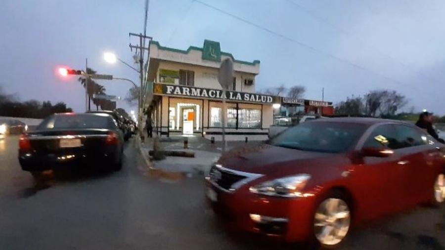 Comienzan las largas filas para la vacunación contra el COVID-19 en adultos mayores en Reynosa 