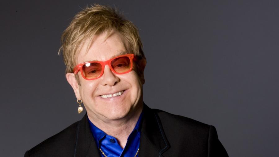 Elton John se recupera favorablemente