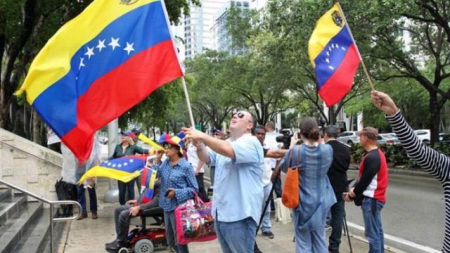 Grupo de exiliados pide retirar embajadores de Venezuela 