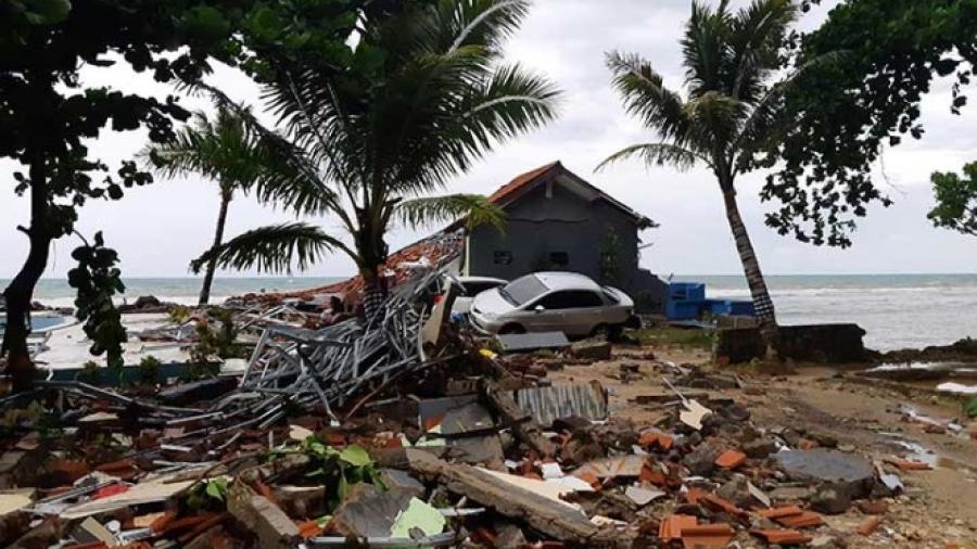 222 muertos tras tsunami en Indonesia 