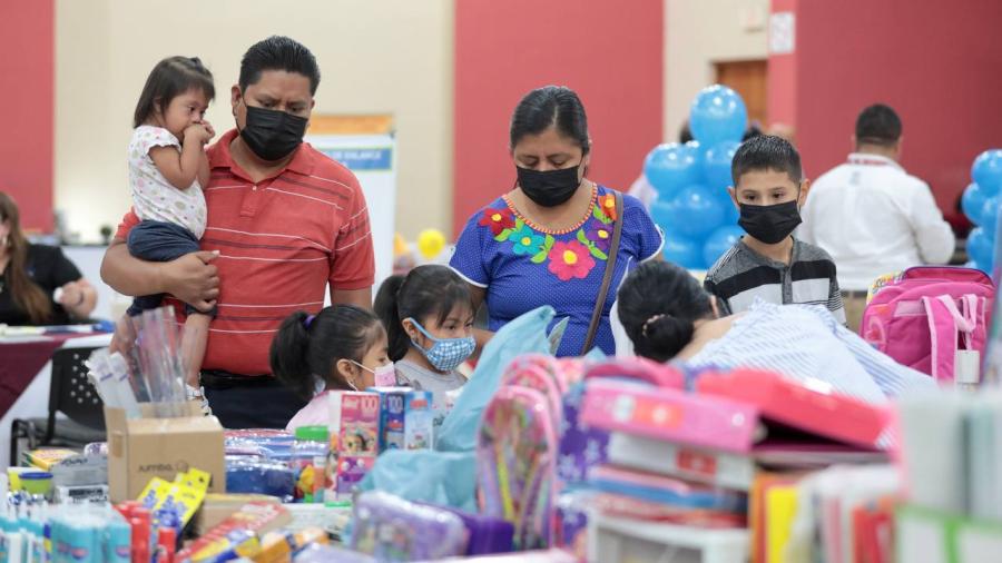 Aprovechan padres de familia para encontrar útiles escolares en Expo Regreso a Clases 