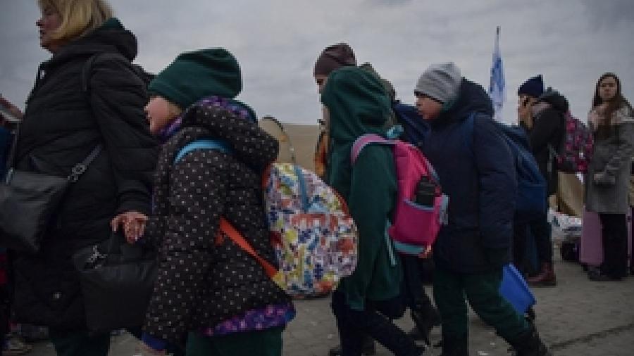 Por invasión rusa, llegan más de un millón de refugiados ucranianos a Polonia
