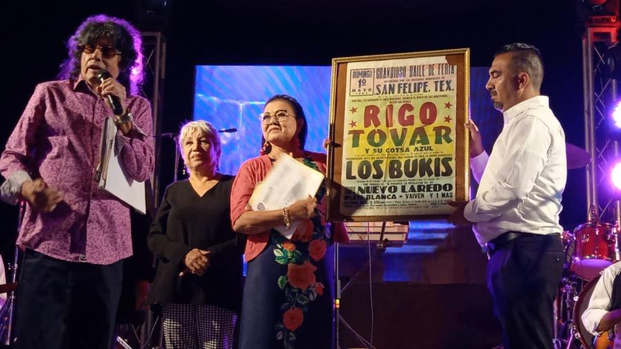 Donan fans de Rigo Tovar poster publicitario y manta del “Club Amor y Cumbia”,  en IX Aniversario del Museo