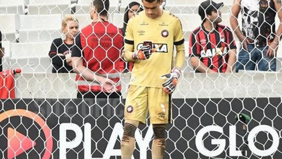 Portero revisa su celular en pleno partido