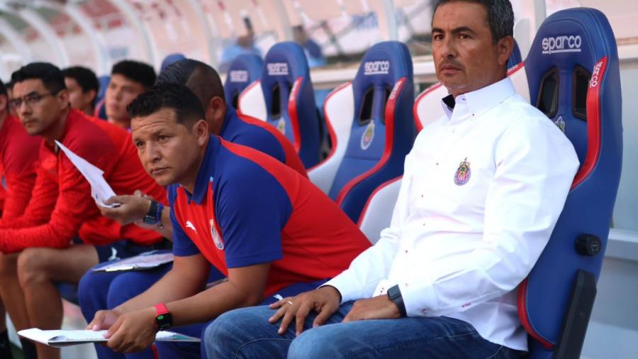 Chivas confirma la salida de Arturo Ortega como técnico del Tapatío