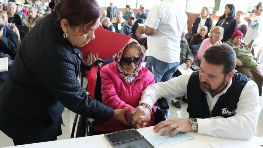 Hace entrega Gobierno de apoyos a adultos mayores
