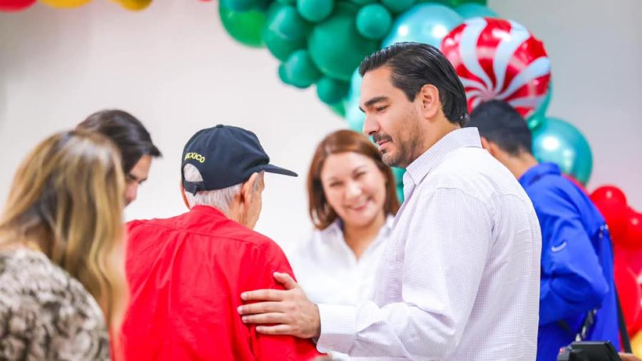 Felices abuelitos celebran Navidad Imparable con Carlos Peña Ortiz