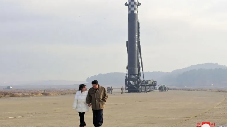 Kim Jong-un muestra por primera vez en público a su hija en un test de misil