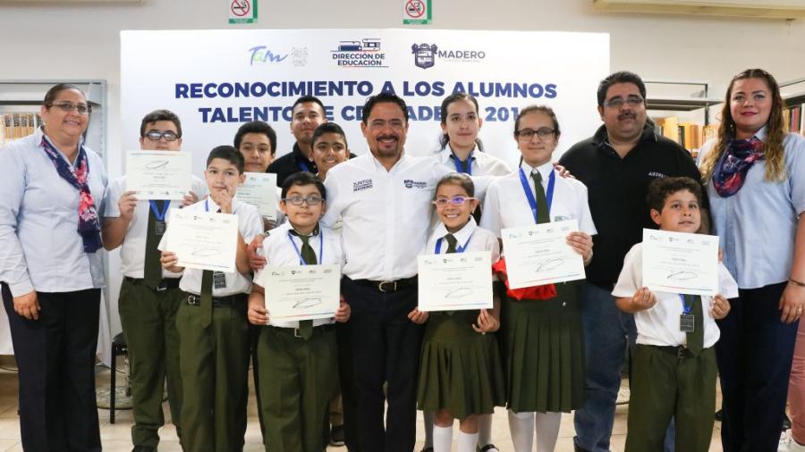 Ayuntamiento reconoce el esfuerzo y talento de estudiantes destacados