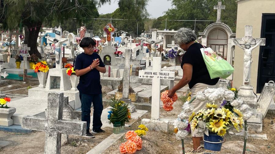 Con flores y música recuerdan a mamás en panteones