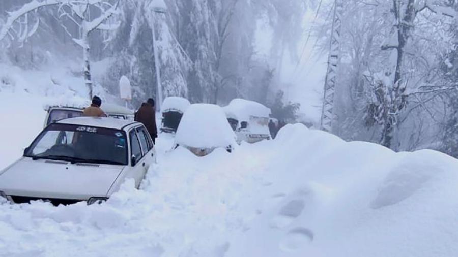 Mueren de frío 22 personas atrapadas en sus autos tras intensa nevada