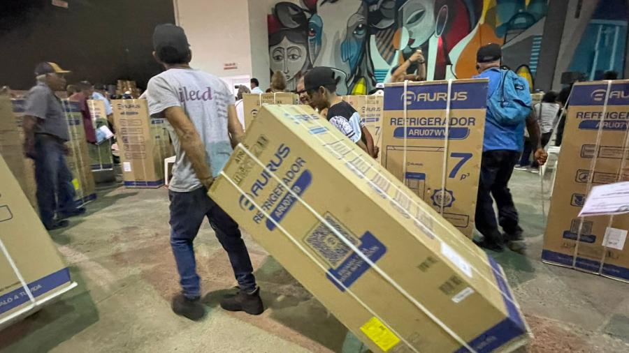 Entregan refrigeradores a familias damnificadas