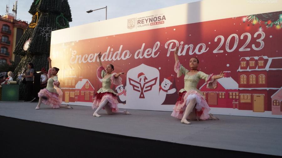 Participan agrupaciones artísticas IRCA en encendido del pino