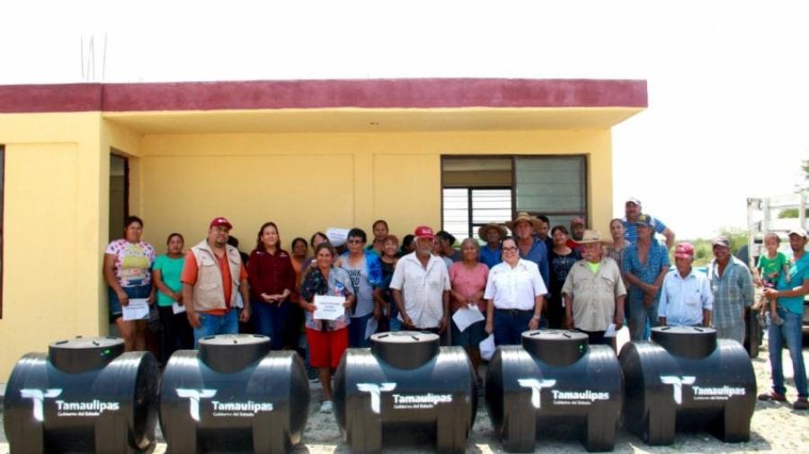 Entrega SEBIEN tinacos a habitantes de San Carlos