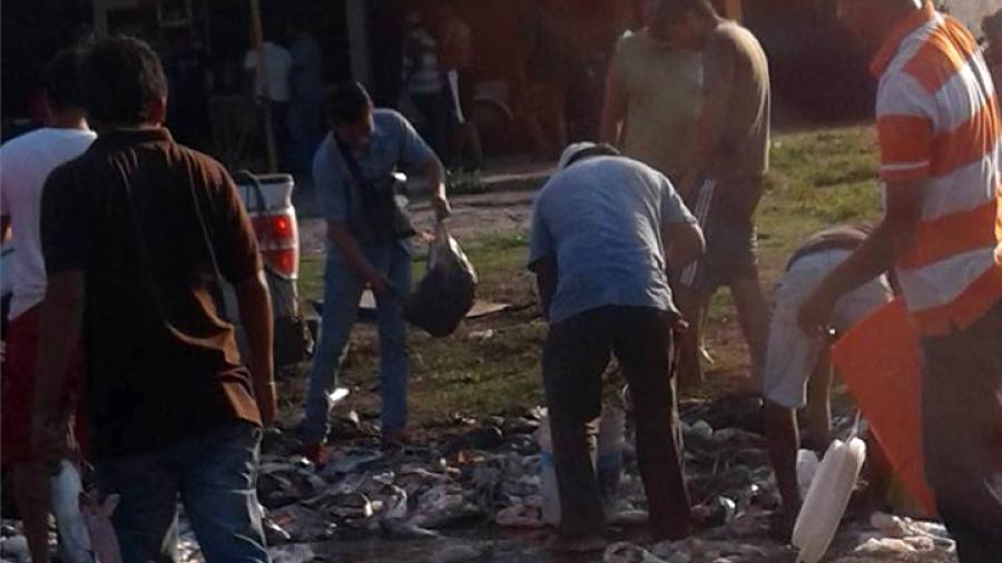 Vuelca camioneta con pescado, vecinos se lo roban