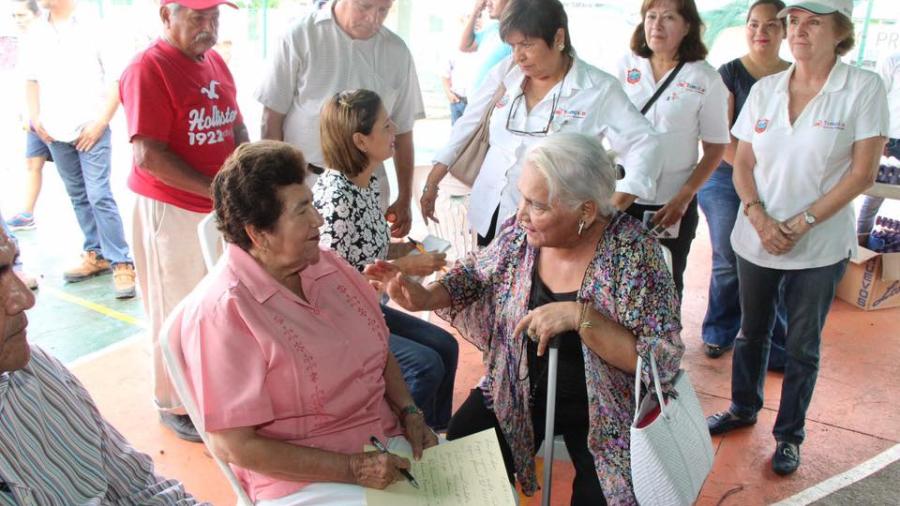 Entregan apoyos a familias de la ciudad