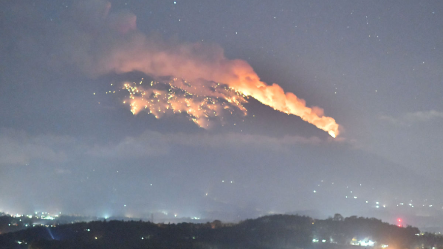Volcán Agung registra erupciones explosivas