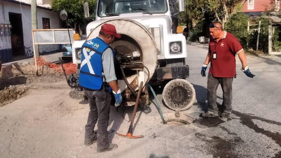 Comapa trabaja con equipo vactor