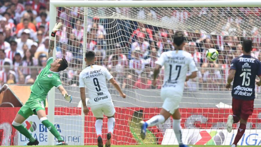 Pumas se impone de local y vence a Chivas 