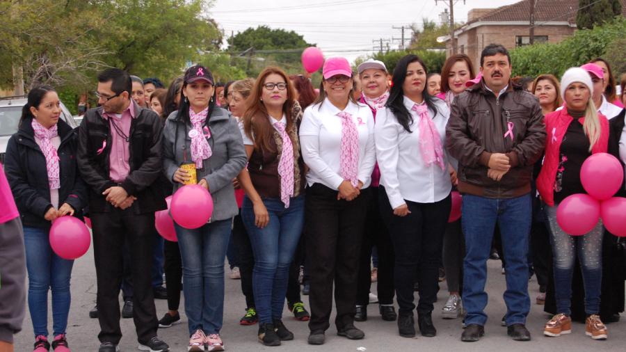 Con caminata conmemoran autoridades municipales lucha contra el cáncer de mama