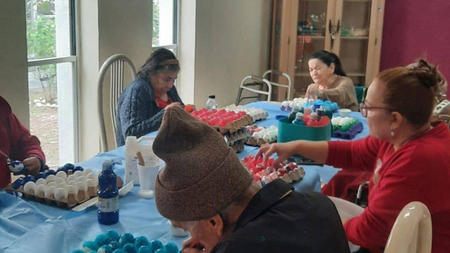 Invita DIF Nuevo Laredo a apoyar a los abuelitos del asilo Vida y Esperanza con la compra de cascarones de pascua